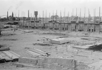 845043 Afbeelding van de bouw van vijftig woningen in de omgeving van het Looplantsoen te Utrecht.